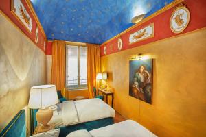 sypialnia z 2 łóżkami i niebieskim sufitem w obiekcie Palazzo di Alcina - Residenza d'Epoca - Luxury- w Bolonii