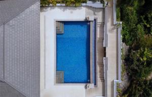 ランタ島にあるKulraya Villas - Luxury Serviced Pool Villasの家屋のスイミングプールの上から見える