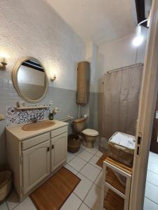 y baño con lavabo, aseo y espejo. en Suite parentale Castillon du Gard, en Castillon-du-Gard