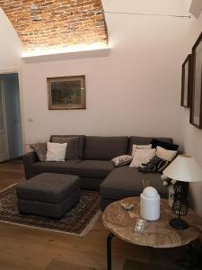 sala de estar con sofá y mesa en Casa del Conte Massimiliano Roero, en Cuneo