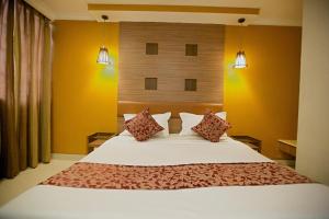 Postel nebo postele na pokoji v ubytování Hotel Maneck Residency