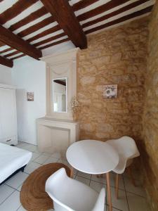 sala de estar con mesa blanca y sillas en Suite parentale Castillon du Gard, en Castillon-du-Gard