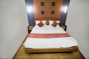Postel nebo postele na pokoji v ubytování Hotel Maneck Residency