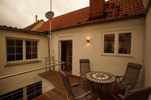a balcony of a house with a table and chairs at Fewo Kleine Münzenstraße 19 in Brandenburg an der Havel