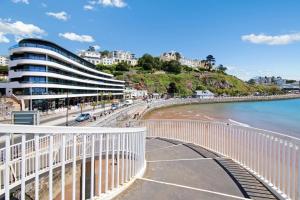 a view of a beach with buildings and the ocean at Modern 2 bed apartment with sea views in Torquay