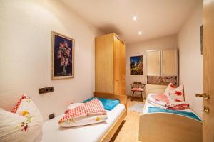 Ένα ή περισσότερα κρεβάτια σε δωμάτιο στο Hoferhof Apartement Bergzauber