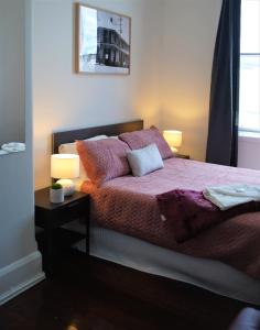 Un pat sau paturi într-o cameră la The Beaconsfield Hotel