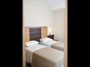 A bed or beds in a room at Hotel Vittoria