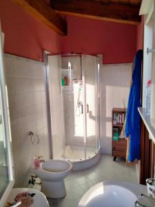 uma casa de banho com um chuveiro, um WC e um lavatório. em Acqua Marina em Nicotera Marina