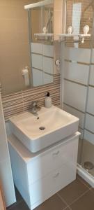 ein Badezimmer mit einem weißen Waschbecken und einem Spiegel in der Unterkunft Anacasa Burguera Terranova AT601 in Oliva