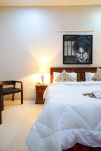 מיטה או מיטות בחדר ב-Lime Tree Luxurious 3BHK Serviced Apartment Near Medanta