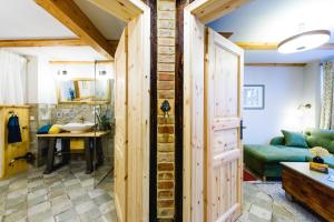 ein Wohnzimmer mit einer Holztür und einem Tisch in der Unterkunft Kramerstube in Quedlinburg