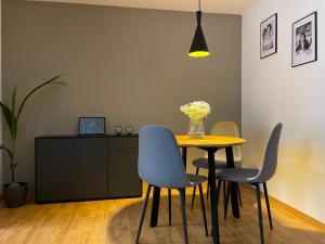 雷寧根的住宿－Apartment Modern Stylish-kitchen,BLK near Fair-Bosch Forschung-Zentrum，一间带桌子和两把椅子的用餐室