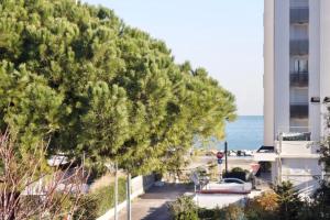 uma vista para a praia e um edifício e para o oceano em Uno Scorcio di Blu em Rimini