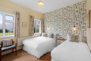 Letto o letti in una camera di Gougane Barra Hotel