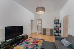 ein Wohnzimmer mit einem Sofa und einem Flachbild-TV in der Unterkunft Apartmán s terasou in Olomouc