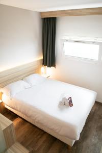 เตียงในห้องที่ Best Hotel Bordeaux Sud