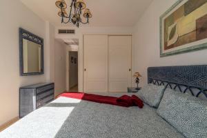 um quarto com uma cama grande e um espelho em Sunshine Beach Villas em Puerto Rico de Gran Canaria