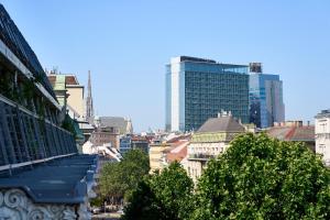 uitzicht op een stad met hoge gebouwen en bomen bij Henriette Stadthotel Vienna in Wenen