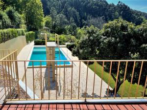 balcone con vista sulla piscina. di Pera da Serra - Turismo no Espaço Rural a Lousã