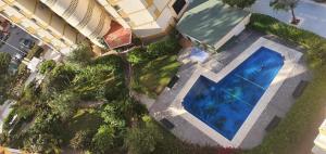 een uitzicht op een zwembad naast een gebouw bij APARTAMENTO Torre Del Mar in Torre del Mar