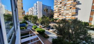 een balkon met uitzicht op een straat met gebouwen bij APARTAMENTO Torre Del Mar in Torre del Mar