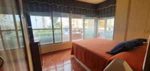 een slaapkamer met een bed en een raam bij APARTAMENTO Torre Del Mar in Torre del Mar