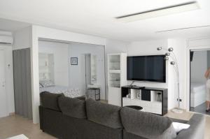 A television and/or entertainment centre at Spacious Apartment in Tarragona + Pool