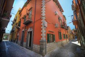 un callejón en una ciudad con edificios naranjas en Hotel Piccolo, en Termini Imerese