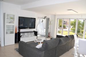 A television and/or entertainment centre at Spacious Apartment in Tarragona + Pool