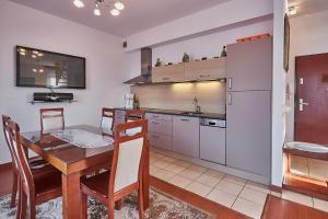 A kitchen or kitchenette at Apartamenty Świnoujście - Baltic Park Plaża - Apartament Bursztynowy