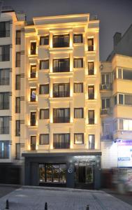Un grand bâtiment blanc avec des lumières sur lui dans l'établissement Celine Hotel Taxim, à Istanbul