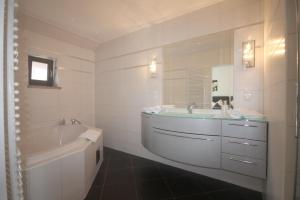 Koupelna v ubytování Hotel Altmann + 22 fotografií