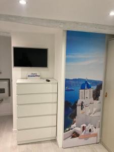 Cette chambre dispose d'une télévision et d'une fenêtre avec vue. dans l'établissement Casa Maradona, à Naples