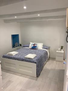 - une chambre avec un lit avec une photo dans l'établissement Casa Maradona, à Naples