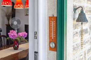 drzwi z dzwonkiem obok stołu z kwiatami w obiekcie Vacation House Marija, Korčula w Korčuli