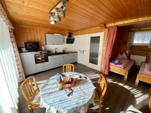 een eetkamer met een tafel en een keuken bij Posthof 37 in Kitzbühel