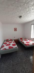 2 camas en una habitación con sábanas rojas y blancas en Apartment Alicante, en Alicante