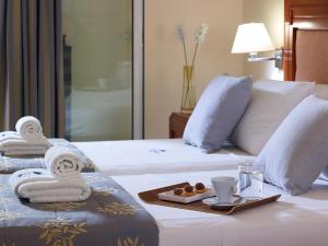 Postel nebo postele na pokoji v ubytování Avantis Suites Hotel