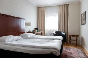 Ein Bett oder Betten in einem Zimmer der Unterkunft Hotel Bishops Arms Kiruna