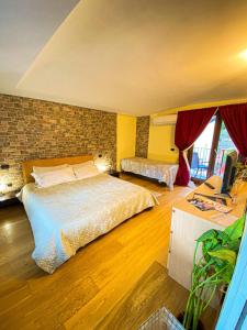 een slaapkamer met een bed en een bakstenen muur bij BellaVista in Popoli +57 foto's