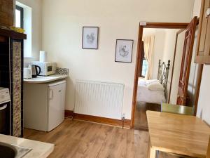 Kitchen o kitchenette sa Bean Farm House Apartment