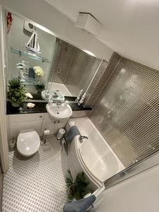 Bathroom sa Sea view apartment at the beach!