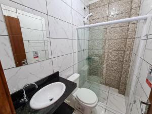 ボンビーニャスにあるMiragem de Bombinhas DUOのバスルーム(洗面台、トイレ、シャワー付)