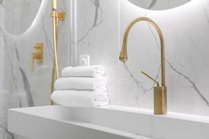 Koupelna v ubytování Legend Majestic - Baignoire chaussure - TV Miroir - Parking Privé GRATUIT