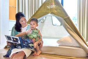 Crianças ficando em Shangri-La Rasa Sentosa, Singapore
