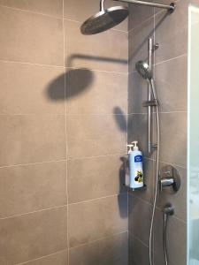 Phòng tắm tại Tropicana 218 Macalister Netflix Seaview
