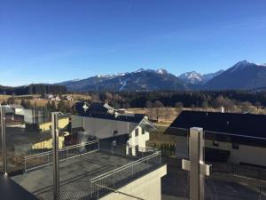 vista su un edificio con montagne sullo sfondo di Haus Clarysse a Schladming