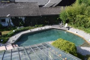 uma vista superior de uma piscina num quintal em Haus mit Sauna und privatem Badeteich in Anif bei Salzburg em Anif