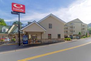 um edifício com uma placa no lado de uma rua em Econo Lodge Inn & Suites at the Convention Center em Gatlinburg